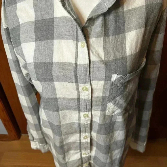 Old Navy Women’s The Boyfriend Shirt Button Down Medium Gray White Cozy - Picture 2 of 16